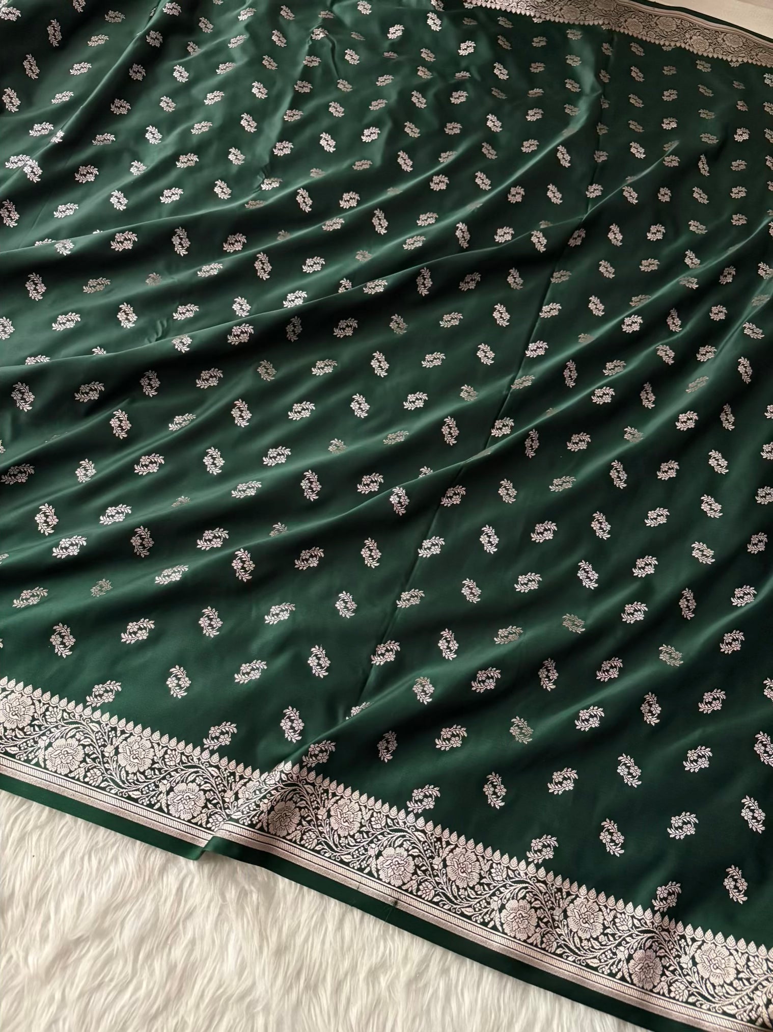 Deep Green Star Motif Soft Kataan Silk Banarasi Saree In Silver Zari