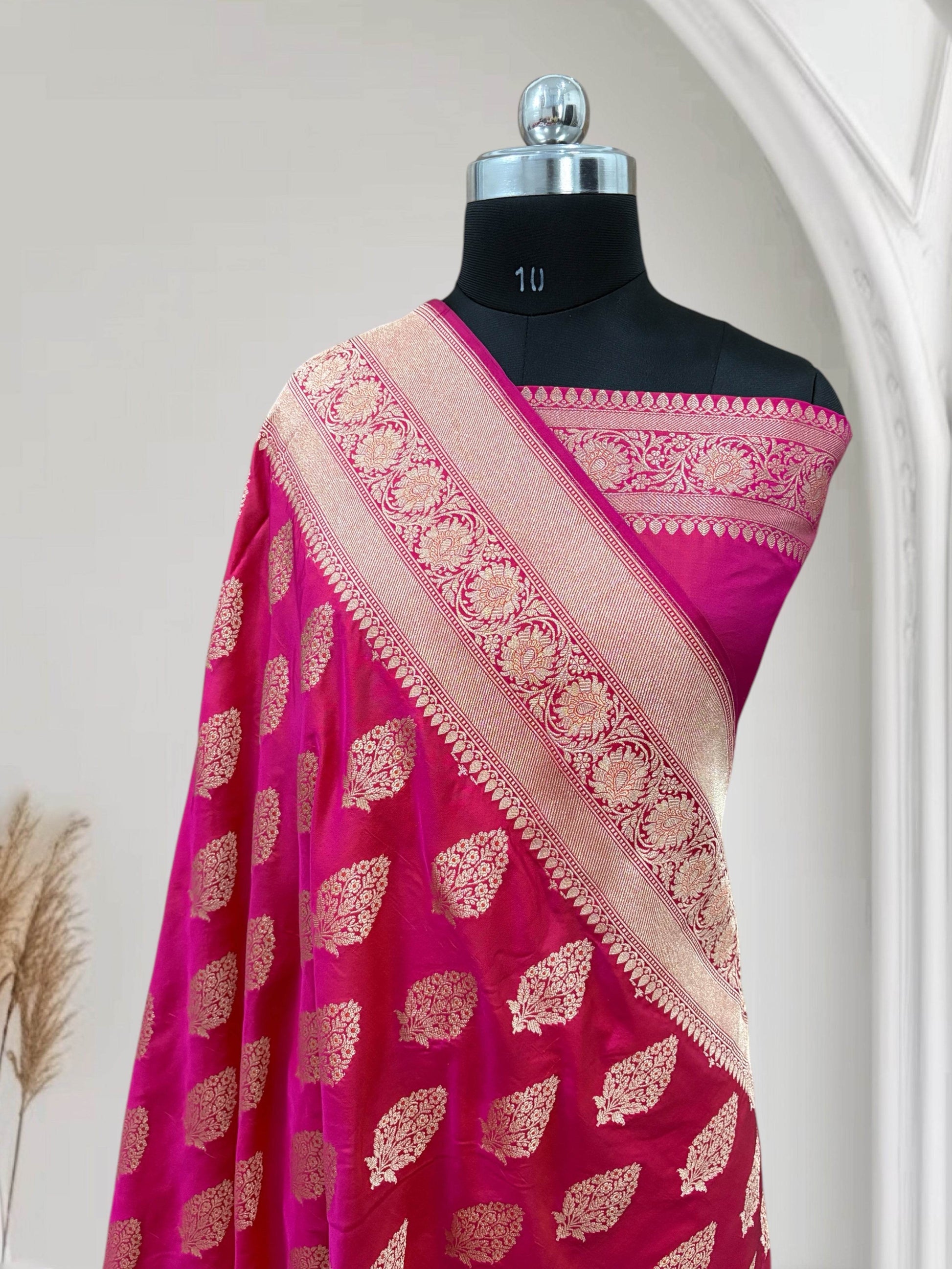 Rani With Red Shaded Dual-Tone Effect Pure Kataan Silk Banarasi Saree - Zohra Silk