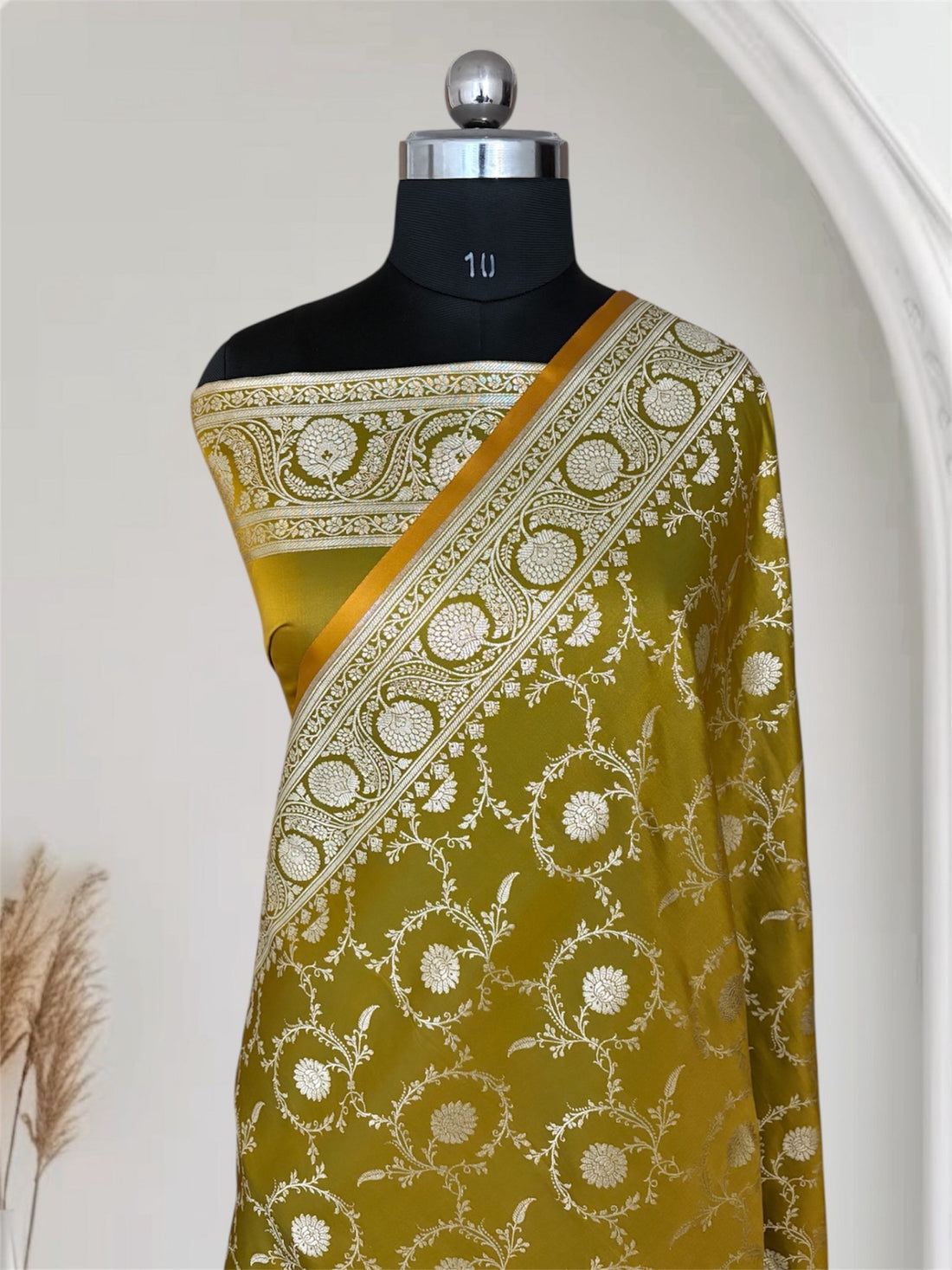 Mehdi Green Kataan Silk Banarasi Saree – Silver Zari Floral Jaal Pattern