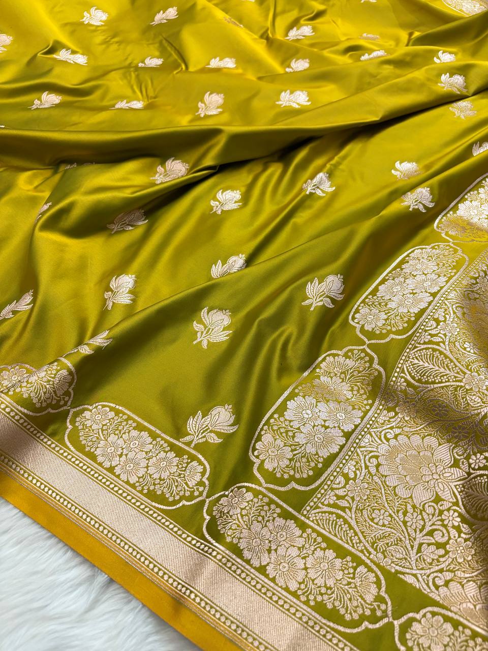 Mehdi Dual-Tone Mashru Silk Banarasi Saree – Buti Design