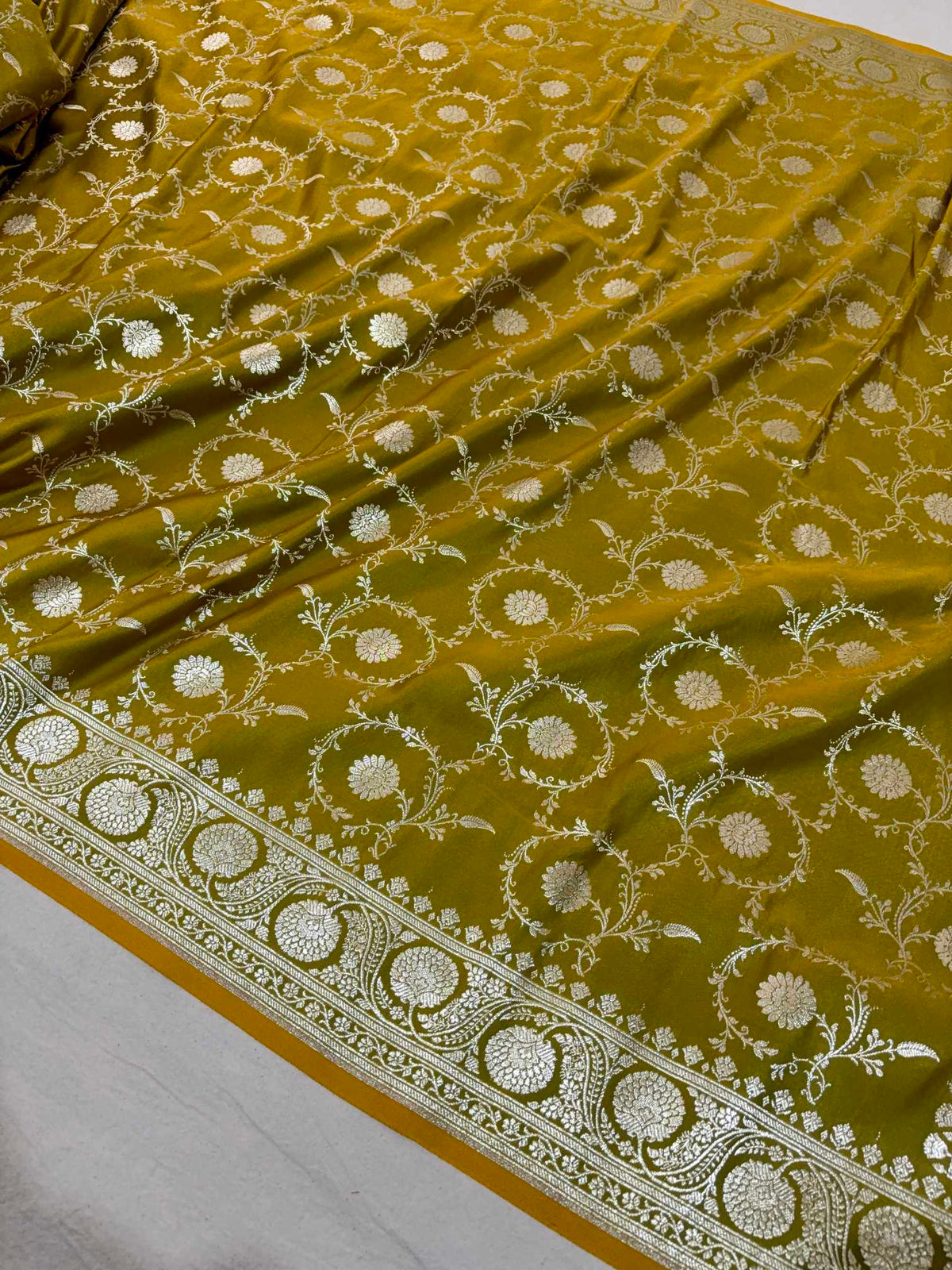 Mehdi Green Kataan Silk Banarasi Saree – Silver Zari Floral Jaal Pattern
